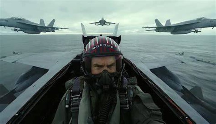 Did Tom Cruise fly jets in Top Gun?