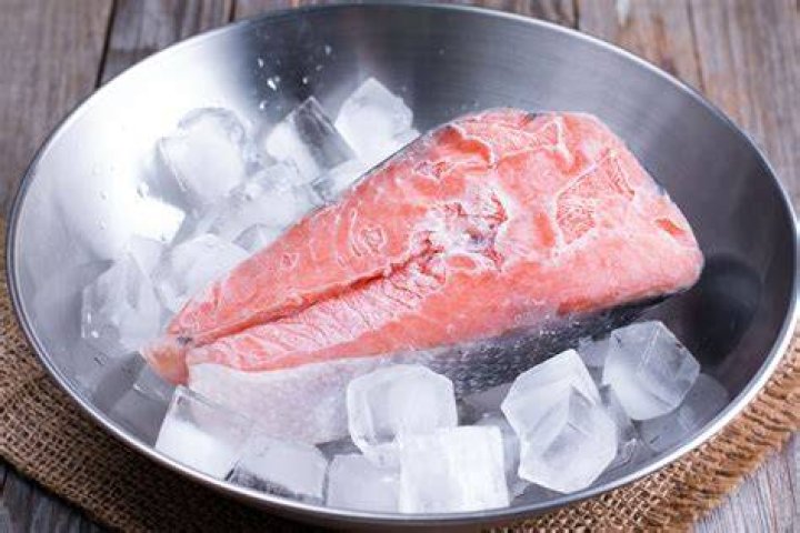 How do you unfreeze fish?